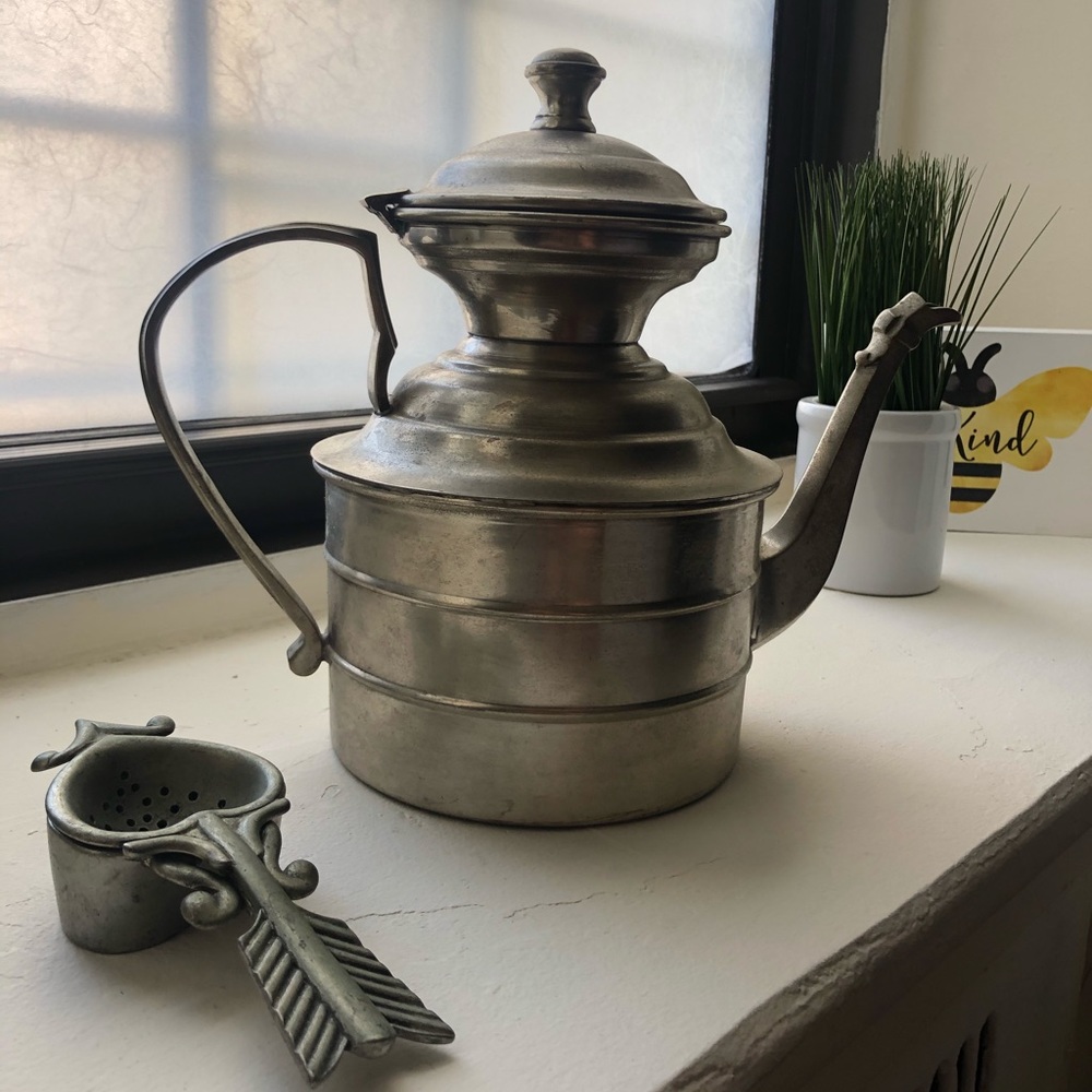 COLLECTORS ITEM Vintage Tea Pot and Diffuser